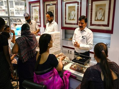Des clientes dans une bijouterie de Bombay, le 11 octobre 2021 en Inde - Punit PARANJPE [AFP]