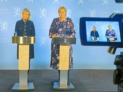 La Première ministre norvégienne Erna Solberg (d) et la ministre de la Justice Monica Mæland lors d'une conférence de presse après une attaque meurtrière à l'arc à Kongsberg, le 13 octobre 2021 - Ole Berg-Rusten [NTB/AFP]