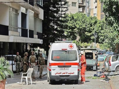 Des blessés sont évacués après des heurts à Beyrouth, le 14 octobre 2021 - JOSEPH EID [AFP]