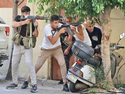 Des partisans des mouvements chiites Hezbollah et Amal prennent les armes lors de heurts mortels à Beyrouth, le 14 octobre 2021 - anwar amro [AFP]