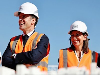 Le président Emmanuel Macron en compagnie de la maire de Paris Anne Hidalgo lors de la visite du chantier du village des athlètes à Saint-Ouen, le 14 octobre 2021 - SARAH MEYSSONNIER [POOL/AFP]