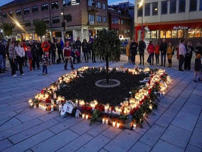 Des citoyens se recueillent à la mémoire des victimes de l'attaque, le 14 octobre 2021 à Kongsberg, en Norvège - Terje Bendiksby [NTB/AFP]