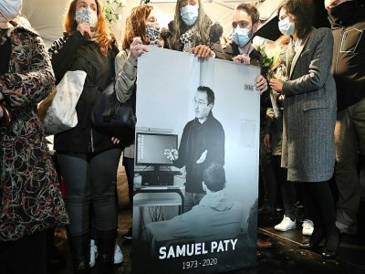 Des proches et des collègues du professeur Samuel Paty, le 20 octobre 2020, lors d'une Marche Blanche organisée à Conflans-Sainte-Honorine pour lui rendre hommage - Bertrand GUAY [AFP/Archives]