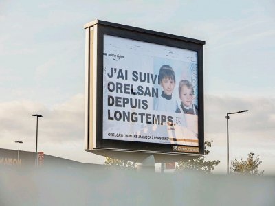 Des photos inédites et intimes du rappeur caennais sont installées sur la route qui relie Caen à Paris - Prime Vidéo & Marcel