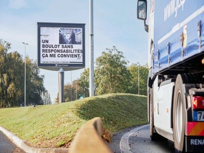 Des photos inédites et intimes du rappeur caennais sont installées sur la route qui relie Caen à Paris - Prime Vidéo & Marcel