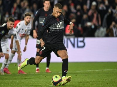 Kylian Mbappé transforme un penalty accordé à Paris contre Angers au Parc des Princes, le 15 octobre 2021 - Anne-Christine POUJOULAT [AFP]