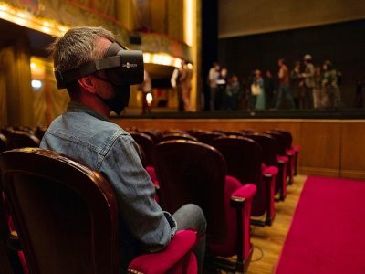 Des spectateurs assistent en réalité virtuelle à une répétition de "Toulouse-Lautrec", nouveau ballet de Kader Belarbi, au théâtre du Capitole à Toulouse, le 14 octobre 2021 - Frédéric Scheiber [AFP]