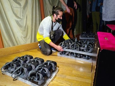 Un employé prépare des casques de réalité virtuelle à distribuer aux spectateurs d'une répétition de "Toulouse-Lautrec", nouveau ballet de Kader Belarbi, au théâtre du Capitole à Toulouse, le 14 octobre 2021 - Frédéric Scheiber [AFP]