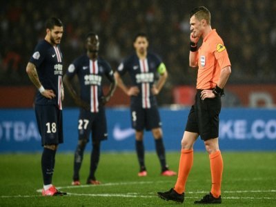 L'arbitre Willy Delajod attend une décision de la VAR au cours du match de Ligue 1 PSG-Bordeaux au Parc des Princes le 23 février 2020 à Boulogne. - Martin BUREAU [AFP/Archives]