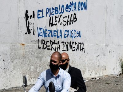 Un graffiti sur un mur à Caracas, disant "Le Peuple est avec Alex Saab ... Le Venezuela réclame sa libération immédiate", le 10 septembre 2021 - Yuri CORTEZ [AFP]