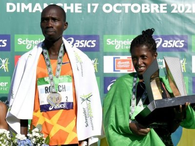 Le Kenyan Elisha Rotich et l'Ethiopienne Tigist Memuye au marathon de Paris le 17 octobre 2021 - Alain JOCARD [AFP]