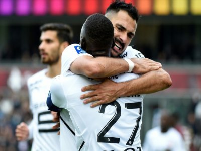L'attaquant rennais Gaëtan Laborde célèbre son but avec son capitaine Hamari Traoré, lors de la victoire de Rennes à Metz, le 17 octobre 2021 - JEAN-CHRISTOPHE VERHAEGEN [AFP]