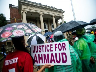 Manifestation devant le tribunal de Brunswick dans l'Etat américain de Georgie le 4 juin 2020 lors de la comparution des hommes accusés du meurtre du joggeur noir Ahmaud Arbery - Sean Rayford [GETTY IMAGES NORTH AMERICA/AFP]