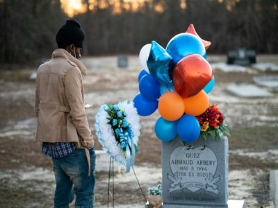 Un homme se recueille sur la tombe d'Ahmaud Arbery, le 23 février 2021 à Waynesboro, dans l'Etat américain de Géorgie - Sean Rayford [GETTY IMAGES NORTH AMERICA/AFP]