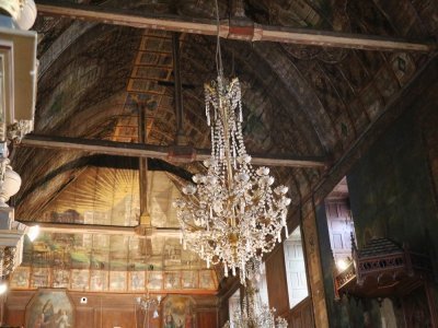 Outre la toiture, les peintures polychromes qui ornent la chapelle devront être restaurées.