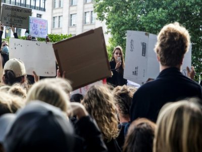 La militante féministe Anna Toumazoff lors d'une manifestation à Bruxelles, le 10 juillet 2020 - Aris Oikonomou [AFP/Archives]