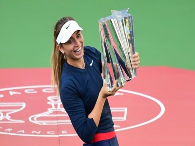 L'Espagnole Paula Badosa brandit son trophée après sa victoire en finale à Indian Wells contre la Bélarusse Victoria Azarenka, le 17 octobre 2021 - Frederic J. BROWN [AFP]