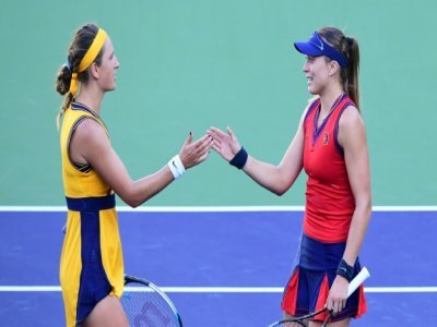 Paula Badosa (à droite) et Victoria Azarenka à l'issue de la finale d'Indian Wells, en Californie, le 17 octobre 2021 - Frederic J. BROWN [AFP]