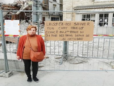 Martine Rousseau a également accroché des pancartes sur les grilles installées autour de l'immeuble effondré à Dieppe. - DR