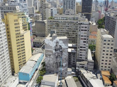 Vue aérienne de la fresque de l'artiste Mundano "Le pompier de la forêt" à Sao Paulo, le 13 octobre 2021 - Miguel SCHINCARIOL [AFP]