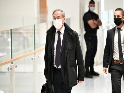 Claude Guéant arrive au tribunal pour le procès des sondages de l'Elysée, le 18 octobre 2021 à Paris - STEPHANE DE SAKUTIN [AFP]