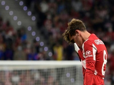 L'attaquant français de l'Atlético Madrid Antoine Griezmann sort du terrain après son exclusion contre Liverpool en Ligue des champions le 19 octobre 2021 à Madrid - JAVIER SORIANO [AFP]