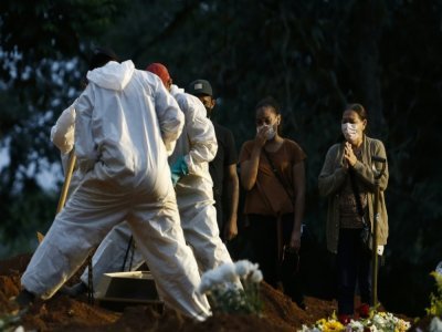 Enterrement d'une victime du Covid-19 dans le cimetière Vila Formosa de Sao Paulo, le 17 avril 2021 - Miguel SCHINCARIOL [AFP/Archives]