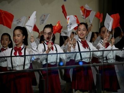 Enfants lors de la cérémonie d'accueil de la flamme olympique à Pékin, le 20 octobre 2021 - Noel Celis [AFP]