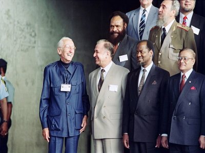 Jacques-Yves Cousteau (Gauche) à Rio le 13 juin 1992, aux côtés des chefs d'Etat participant au sommet de la Terre, parmi lesquels le Cubain Fidel Castro - Omar TORRES [AFP]