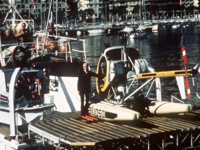 Jacques-Yves Cousteau à bord de "La Calypso", dans le port de Monaco, en novembre 1975 - - [AFP]