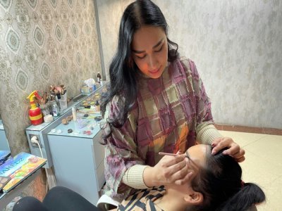 Séance de maquillage dans un salon de beauté de Kaboul, le 18 octobre 2021 - Maryke Vermaak [AFP]