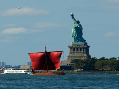 Le "Draken Harald Haarfagre" entre dans le port de New York devant la Statue de la Liberté, le 17 septembre 2016 - KENA BETANCUR [AFP/Archives]