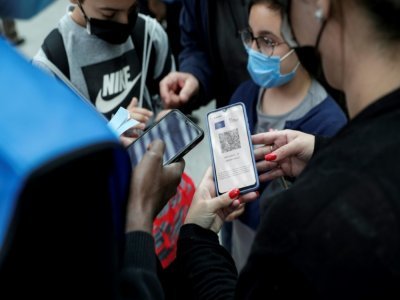 Un employé contrôle le pass sanitaire d'un voyageur à la gare de Lyon à Paris le 9 août 2021 - GEOFFROY VAN DER HASSELT [AFP]