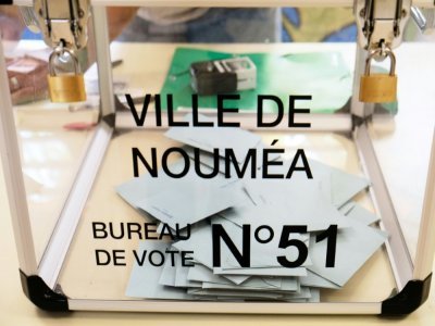 Dans un bureau de vote de Nouméa pendant le référendum d'autodétermination du 4 octobre 2020 - Theo Rouby [AFP/Archives]