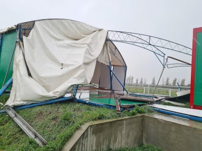 La tente de restauration de l'hippodrome n'a pas résisté à la force des vents.