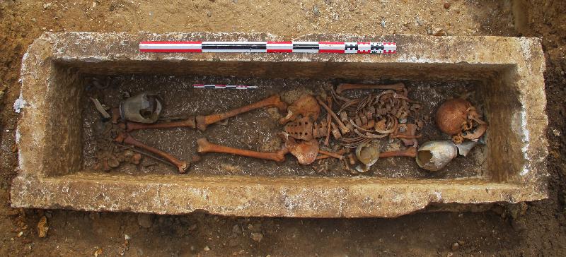 L’un des deux sarcophages en pierre (poids&#8201;: 4 tonnes) retrouvés lors des fouilles. Ils étaient réservés à l’élite locale. - INRAP