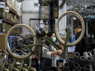 Une employée de la société InCycles Bike Group assemble des vélos dans une usine d'Agueda, au Portugal, le 15 octobre 2021 - PATRICIA DE MELO MOREIRA [AFP]