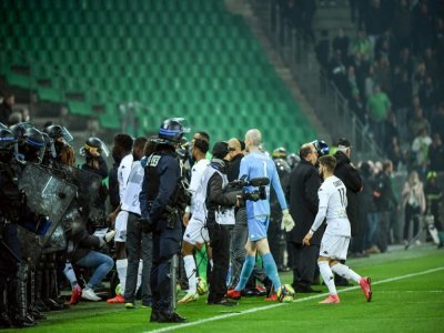 Les joueurs d'Angers quittent la pelouse du stade Geoffroy-Guichard, après des incidents ayant finalement retardé d'une heure le coup d'envoi, vendredi 22 octobre à Saint-Etienne - PHILIPPE DESMAZES [AFP]