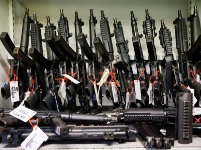 Des armes exposées dans une armurerie pour le cinéma, le 22 octobre 2021 à La Courneuve, près de Paris - THOMAS SAMSON [AFP]