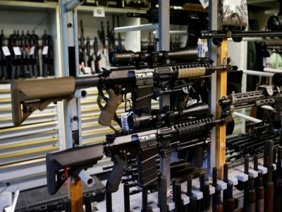 Des armes exposées dans une armurerie pour le cinéma, le 22 octobre 2021 à La Courneuve, près de Paris - THOMAS SAMSON [AFP]