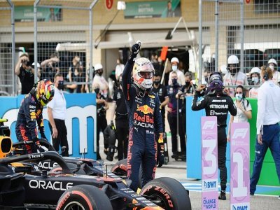 Le Néerlandais Max Verstappen salue le public après avoir pris la pole position, le 23 octobre 2021 au GP des Etats-Unis à Austin - Robyn Beck [AFP]