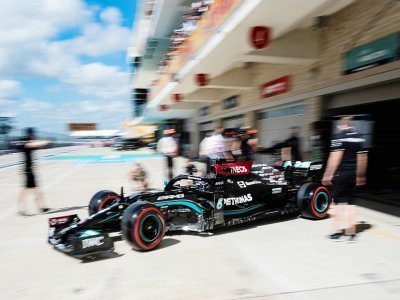 Le Britannique Lewis Hamilton quitte le garage pendant les essais du GP des Etats-Unis de F1, le 23 octobre 2021 à Austin - Jim WATSON [AFP]