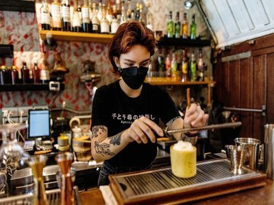 Un serveur prépare un "mocktail" à base de kratom au bar Teens of Thailand, le 9 octobre 2021 à Bangkok - Jack TAYLOR [AFP]