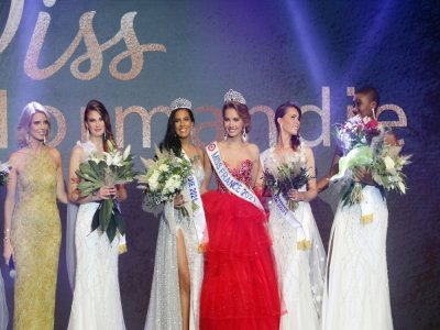 Miss France entourée de la nouvelle Miss Normandie et ses dauphines.