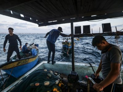 Des pêcheurs palestniens au large des côtes de Gaza, le 22 septembre 2021 - MAHMUD HAMS [AFP]