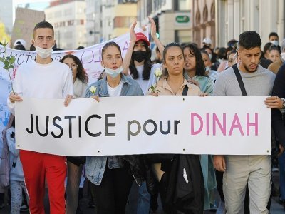 Marche blanche, le 24 octobre 2021 à Mulhouse, à la mémoire de Dinah,  adolescente de 14 ans qui s'est suicidée, victime de harcèlement scolaire selon sa famille - Frederick FLORIN [AFP]