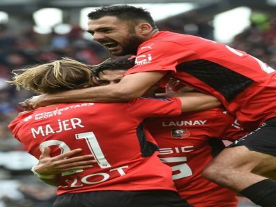Nayef Aguerd félicité par Gaëtan Laborde et Lovro Majer après avoir marqué le but de la victoire rennaise face à Strasbourg au Roazhon Park, le 24 octobre 2021 - JEAN-FRANCOIS MONIER [AFP]