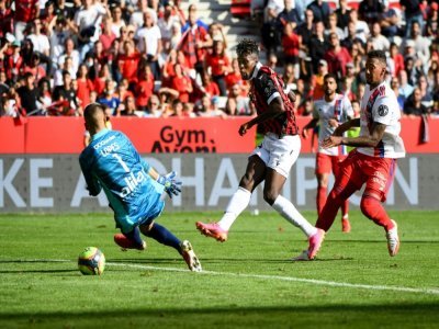Le jeune attaquant niçois Evann Guessand inscrit le 3e but de l'OGC, celui de la victoire contre Lyon à l'Allianz Riviera, le 24 octobre 2021 - CLEMENT MAHOUDEAU [AFP]