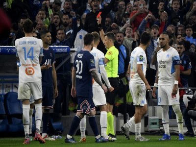 Le défenseur parisien Achraf Hakimi (2e à gauche) est exclu contre Marseille au stade Vélodrome, le 24 octobre 2021 - NICOLAS TUCAT [AFP]