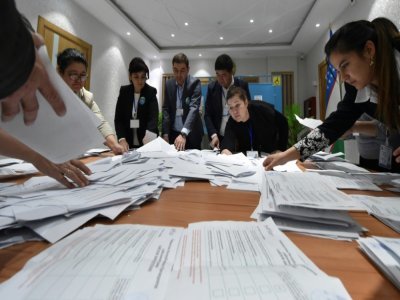 Le décompte des voix dans un bureau de vote à Tachkent le 24 octobre 2021 - VYACHESLAV OSELEDKO [AFP]